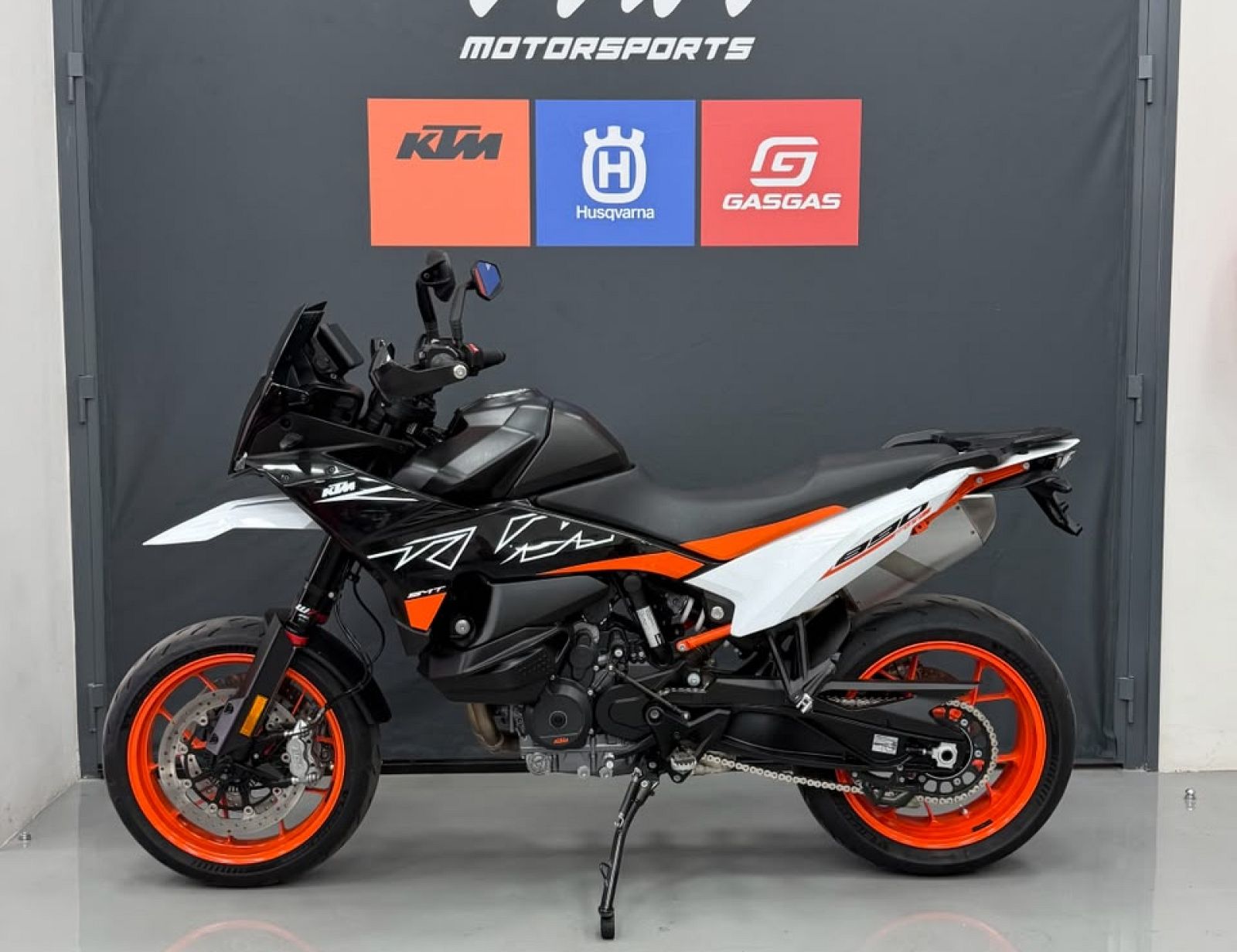 2023 KTM 890 SMT Supermoto